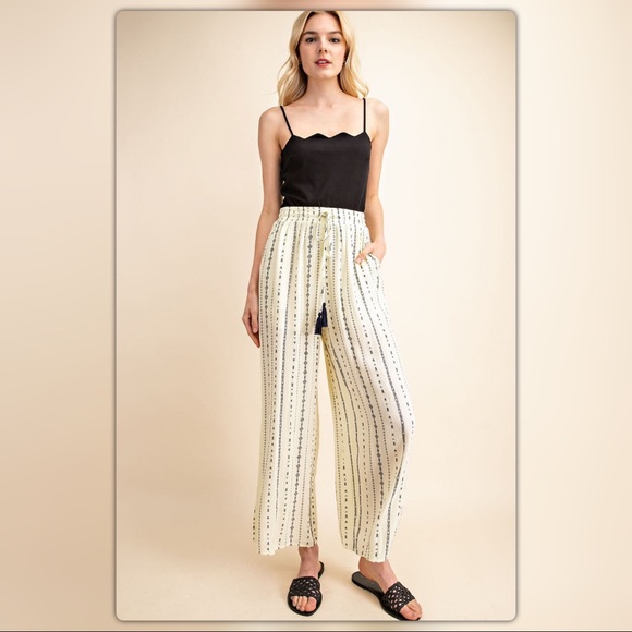 Black Scalloped Neck Tank Top - Picture 1 of 4